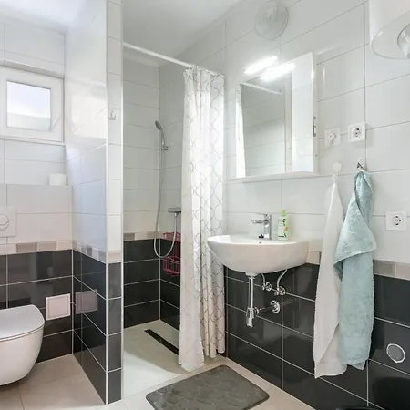 17586b Apartamento Podstrana